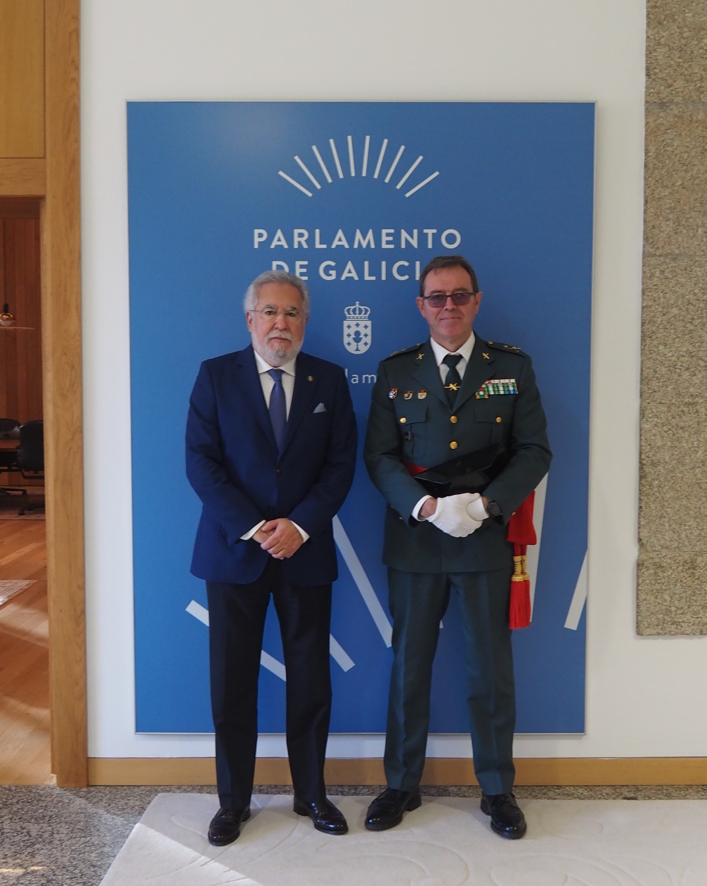 Foto da noticia:O novo xeneral xefe da Garda Civil en Galicia visita o Parlamento